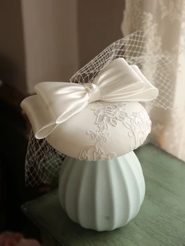 2020 Anglija White Satin Fascinator Skrybėlę, Plaukų Clips Elegantiškas Ponios Nėriniai aplikacijos Gėlių Nuotaka Vestuvių Šydas, Vinjetė Bažnyčios Skrybėlę