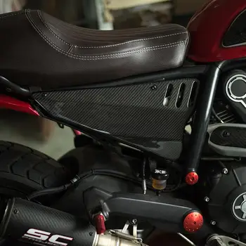 Anglies Pluošto Motociklo Radiatoriaus Pusėje Apima Kairėje Ir Dešinėje Pusėje Skydai Ducati Scrambler