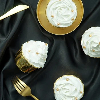 Imituojamas grietinėlės tortas Auksinių vestuvių nustatyti rekvizitai High-end maisto fotografija rekvizitai Fone kavos parduotuvė menkniekis