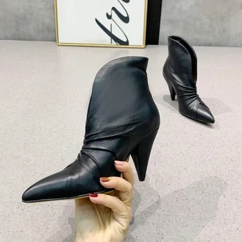 Smailus pirštas trumpas batai moterims, smailiais aukštakulniais plisuotos natūralios odos batai 2020 m. rudenį seksualus kilimo ir tūpimo tako projektavimo batai botas